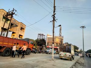 Read more about the article घरी लग्ण असल्याणे विद्युत खांब हटवण्यास विलंब?,दरम्यान अपघात घडल्यास कोन जबाबदार ? नारायन गोडे यांचा सवाल