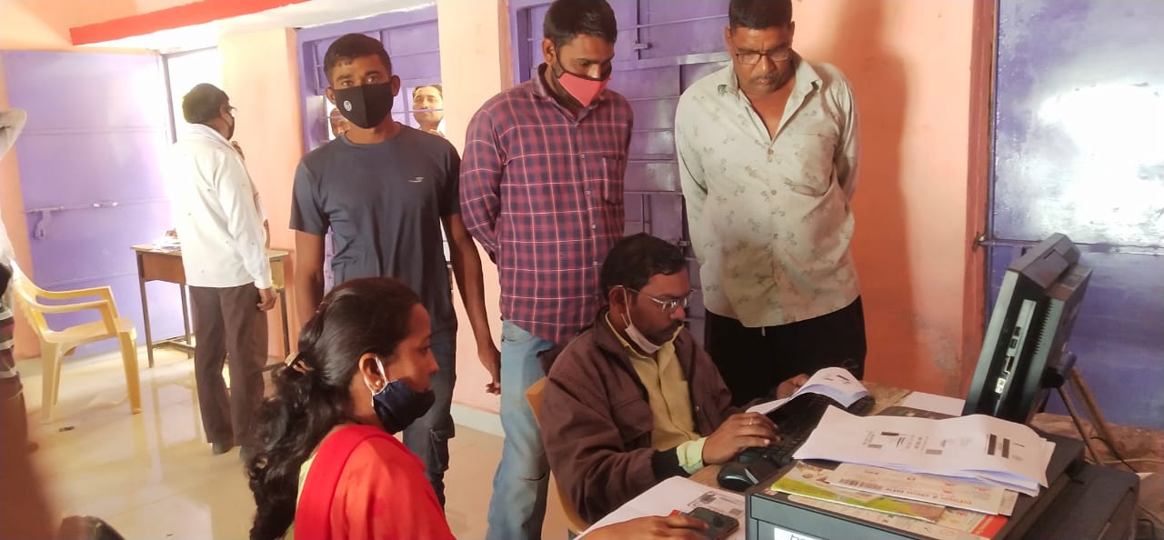 Read more about the article लाठी येथे मोफत ई श्रम कार्ड नोंदणी व वितरण राहुल खारकर यांचा स्तुत्य उपक्रम ई श्रम नोंदनीचा कामगारांनी घेतला लाभ