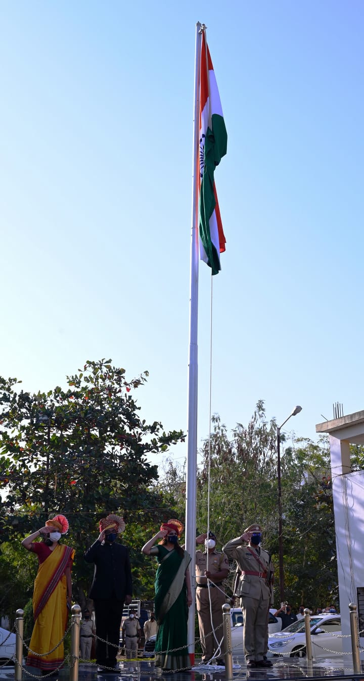 Read more about the article जिल्हाधिकारी मनीषा खत्री यांच्या हस्ते मुख्य शासकीय ध्वजारोहण संपन्न