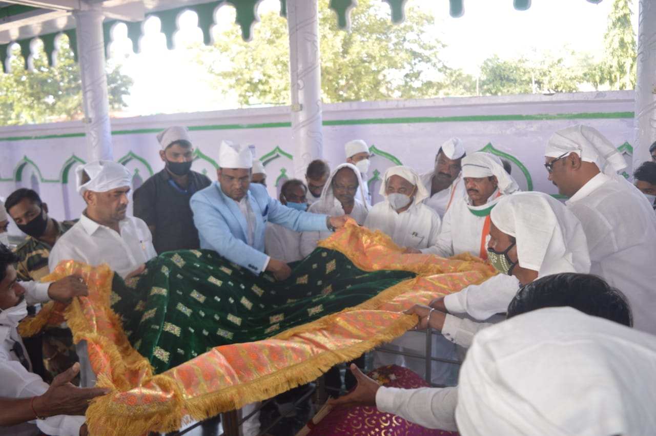 Read more about the article पालकमंत्री सुनील केदार यांची गिरड शेख फरीद दर्गाह साखरबावली येथे भेट