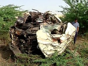 Read more about the article 40 फूट खाली पडली कार ,कारच्या अपघातात सात भावी डॉक्टरांचा मृत्यू