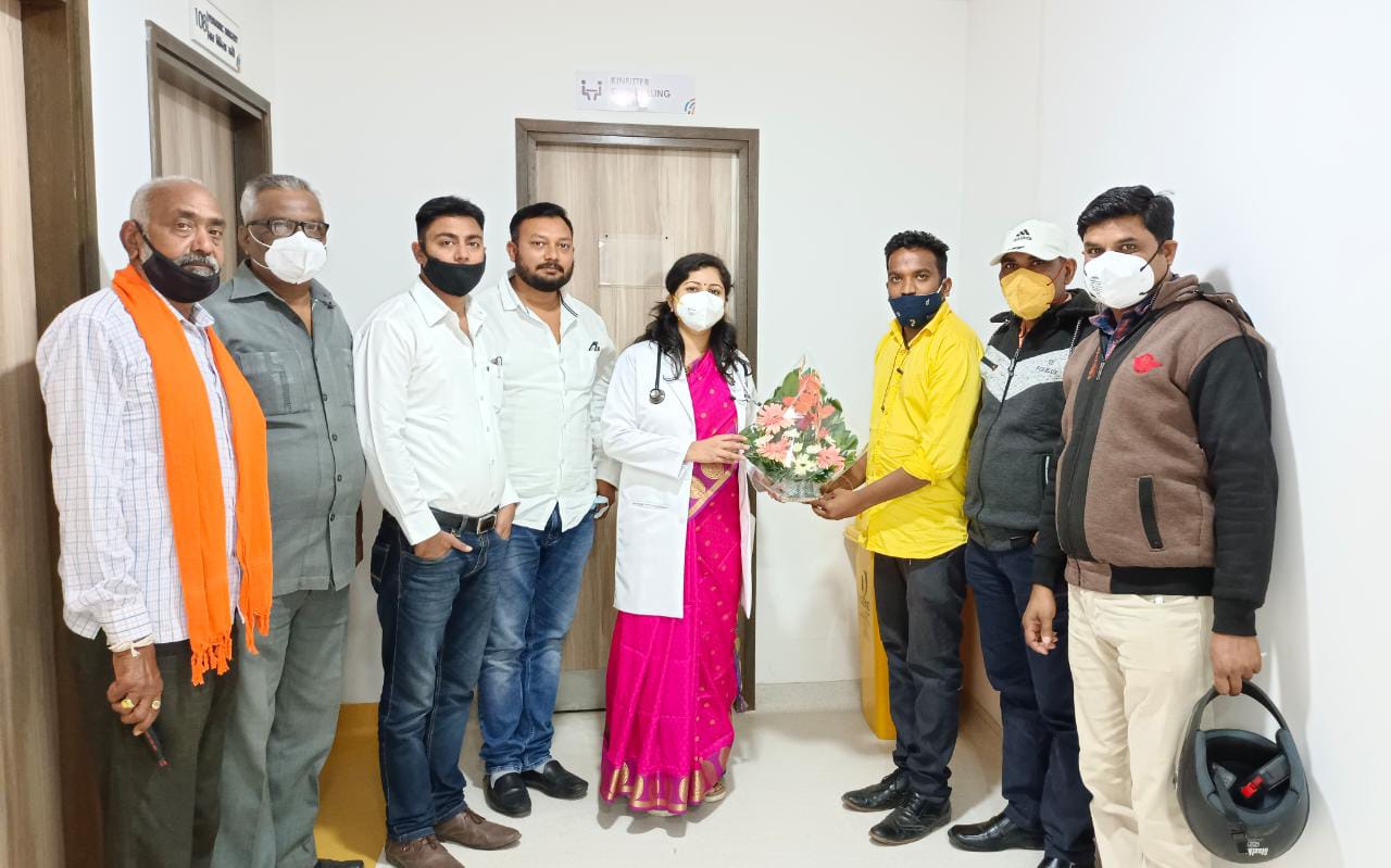 Read more about the article सेवाभावी दातृत्व असणाऱ्या डॉ. रिया बल्लिकर यांचा नागपुरात नाते आपुलकीचे संस्थेच्या व हेल्पिंग हैंड संस्थेच्या वतीने  सत्कार