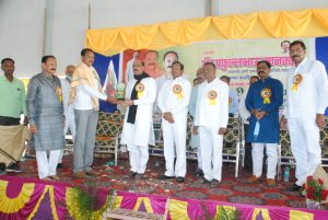 Read more about the article रिधोरा येथील प्रगतिशील शेतकरी हरिष काळे यांचा सत्कार