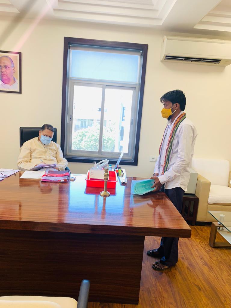 Read more about the article पोलीस कर्मचारी च्या मदतीला धावली राष्ट्रवादी काँग्रेसचे जिल्हा सरचिटणीस गृहमंत्री महाराष्ट्र राज्य यांना निवेदन सादर