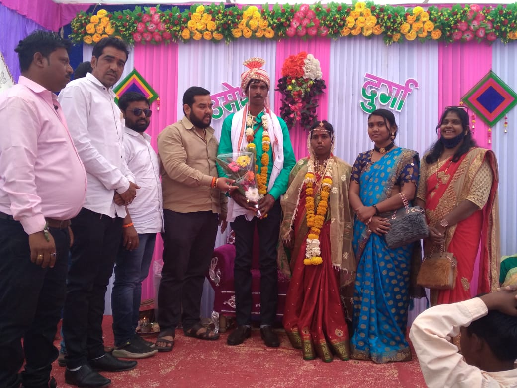 Read more about the article 80 टक्के समाजकारण आणि 20 टक्के राजकारण, शिवसेने तर्फे  दुर्गाच्या लग्नाला आर्थिक हातभार