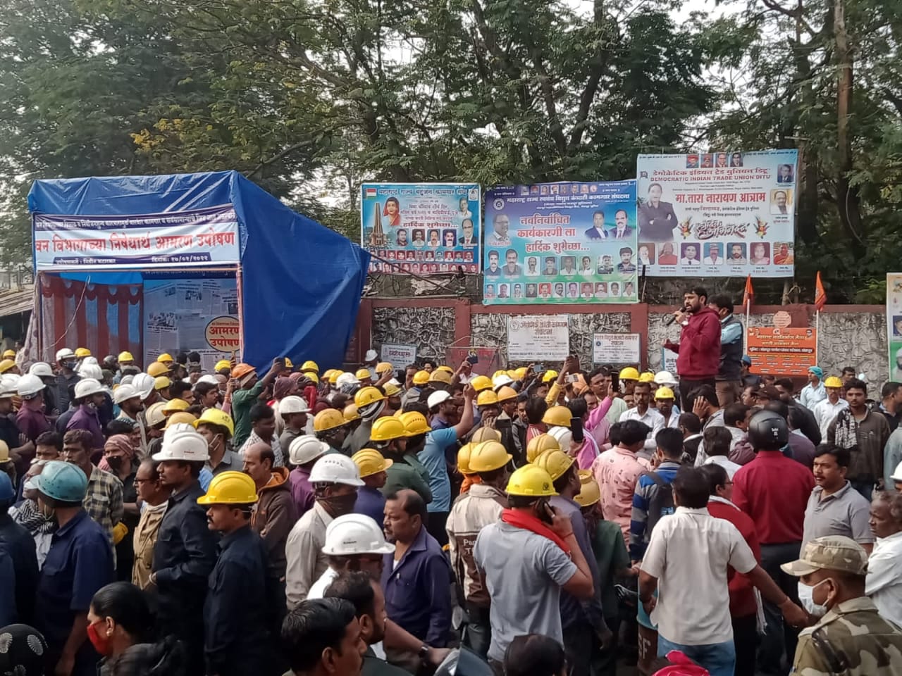 Read more about the article वनविभागाच्या विरोधात सुरू असलेल्या उपोषणाला आज सर्व कामगार संघटनांनी एकत्रितपणे पाठिंबा