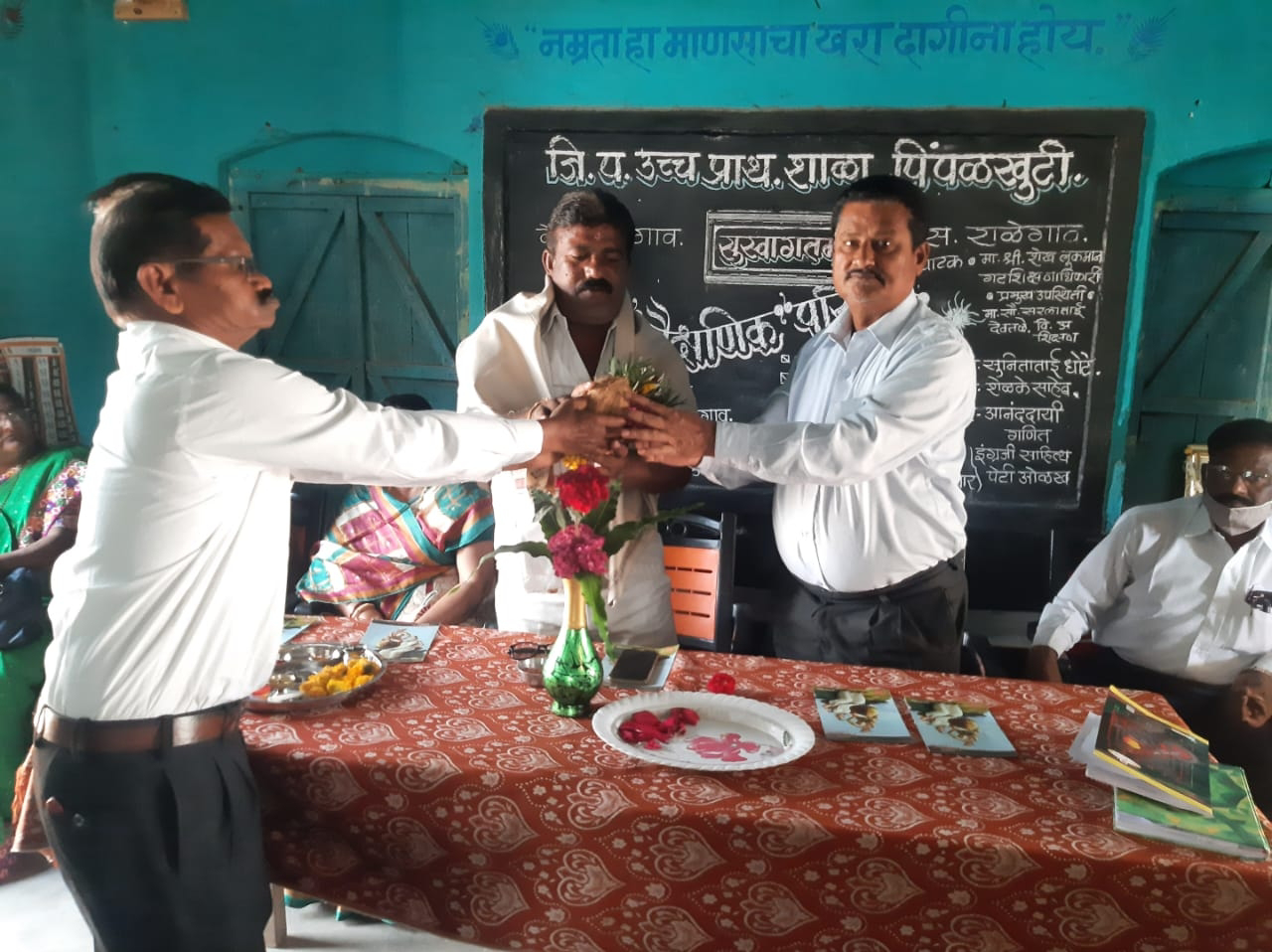 Read more about the article पंचायत समिती सभापती प्रशांत भाऊ तायडे यांचा सपत्नीक सत्कार