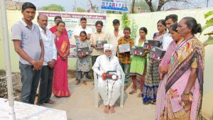 Read more about the article शिवजयंतीच्या निमीत्ताने रिधोरा ग्रामपंचायतच्या वतीने अपंगांना एलइडी बलचे वाटप