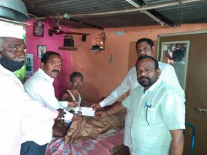 Read more about the article भिंत पडुन जखमी झालेल्या इसमाला रवींद्र शींदे चॉरीटेबल ट्रस्ट कडून आर्थीक मदतीचा हात