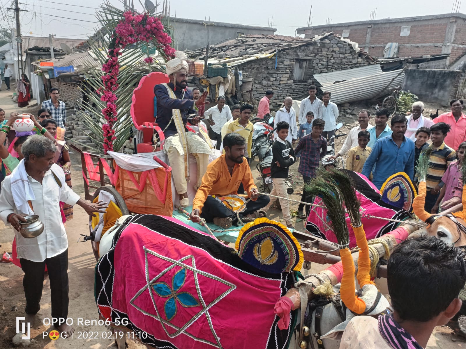 Read more about the article अडेगावात शेतकरी पुत्राची बैलगाडीतुन निघाली वरात