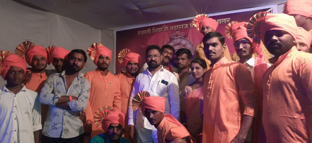 Read more about the article छत्रपती शिवाजी महाराज जयंती दिनी भालर येथील शेकडो युवकांनी संजय देरकर यांचे हस्ते शिवबंधन बांधून केला शिवसेनेत प्रवेश.