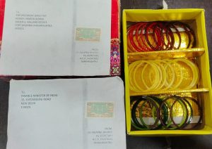 Read more about the article राष्ट्रवादी काँग्रेस पक्षा कडुन स्वप्नील धुर्वे यांच्या नेतृत्वात ईडी च्या अधीकाऱ्यांना बांगड्या ची भेट