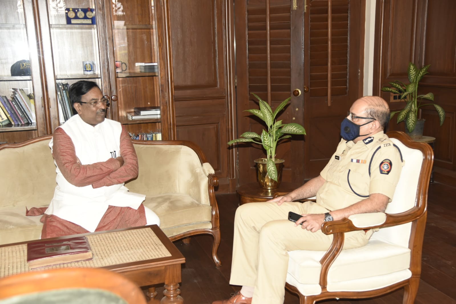 Read more about the article चंद्रपूर जिल्ह्यातील बिघडलेल्या कायदा व सुव्यवस्थेबाबत आ. मुनगंटीवार यांनी पोलीस महासंचालक श्री सेठ यांच्याशी चर्चा