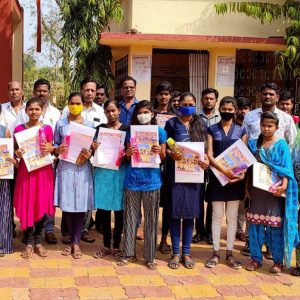 Read more about the article बारावीच्या परीक्षार्थींना शालेय साहित्याचे वाटप,आ. संजय राठोड यांच्या पुढाकार