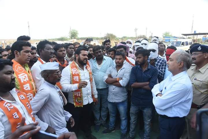 Read more about the article स्थानिक बेरोजगार व शेतकऱ्यांच्या  हक्का साठी शिवसेना जिल्हा प्रमुख ने केले काम बंद आंदोलन