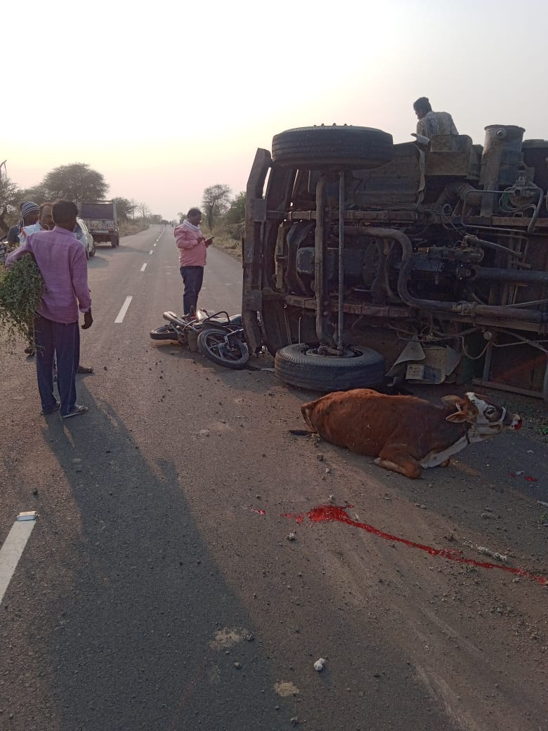Read more about the article गायीला वाचविण्याच्या नादात टिप्परची दुचाकी स्वारास धडक,गाय ठार तर २ जण गंभीर जखमी