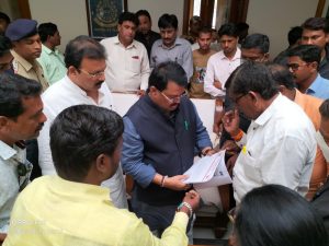 Read more about the article पोंभूर्णा न.पं.कंपोस्ट खत चोरी प्रकरणाची पालकमंत्र्यांनी घेतली दखल