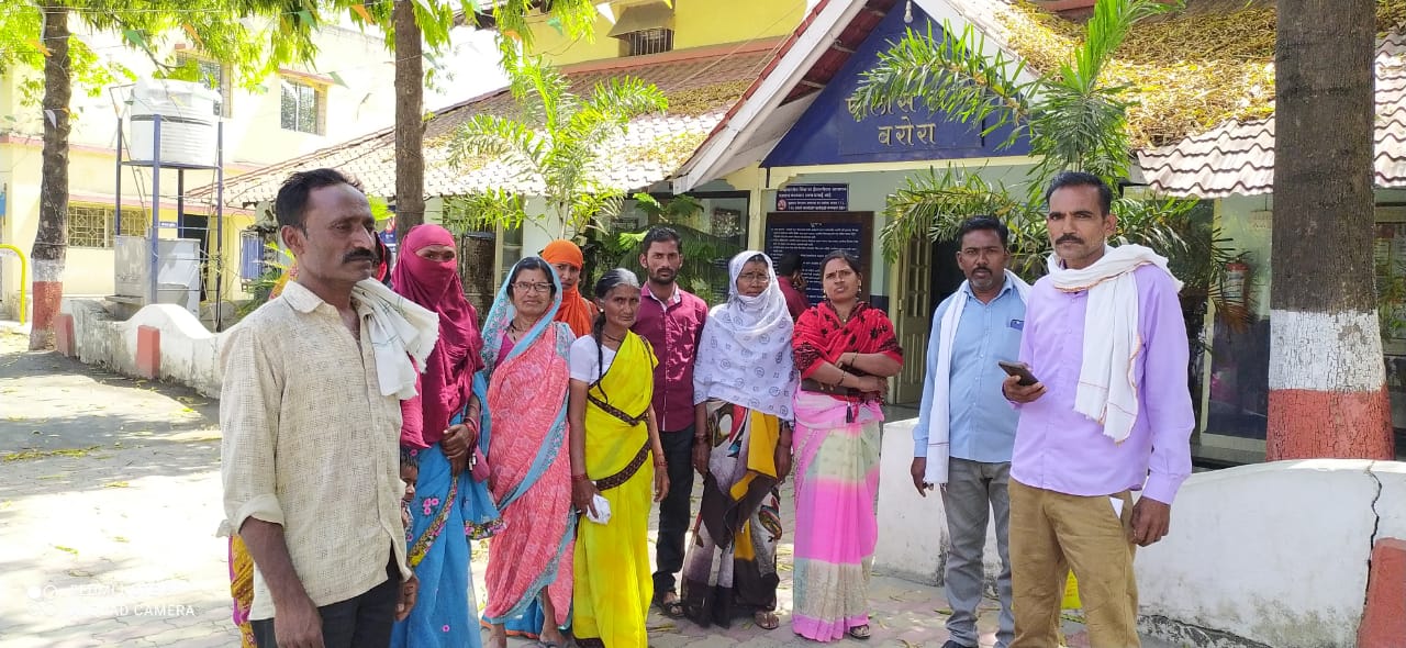 Read more about the article गावातील दारूबंदी साठी महिलांची वरोरा पोलिस स्टेशन वर धडक,विक्रेत्यांना प्रशासनाचा पाठींबा गावकऱ्यांचा आरोप