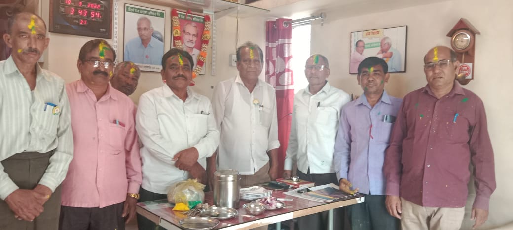 Read more about the article विदर्भवादी लोकांनी केले विदर्भाचे झेंडे हातात घेऊन केले धुलीवंदन……!!