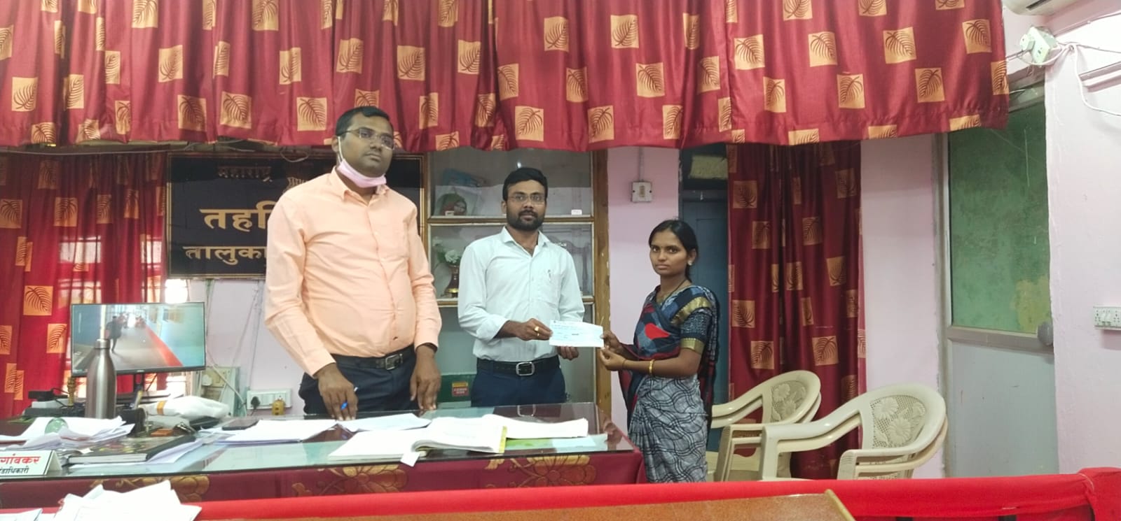 Read more about the article आत्महत्याग्रस्त शेतकरी कुटुंबांना धनादेशाचे वाटप