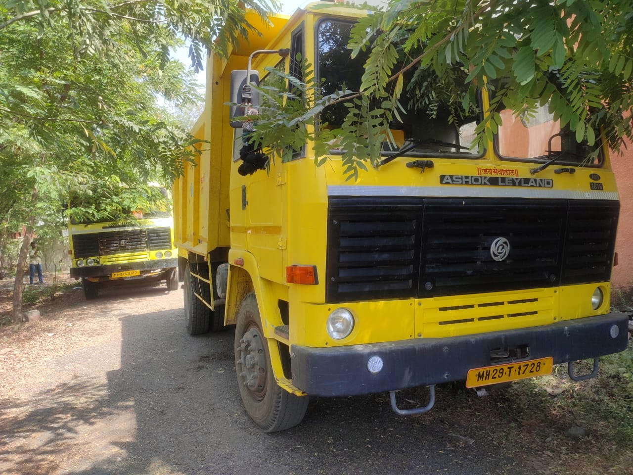 Read more about the article तहसीलदार सुधाकर राठोड याची ट्रॅक्टरसह टिप्परवर धडक कारवाई