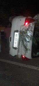 Read more about the article दुचाकीला वाचविताना कार उलटली ,महिलेचा मृत्यू तर चौघे गंभीर