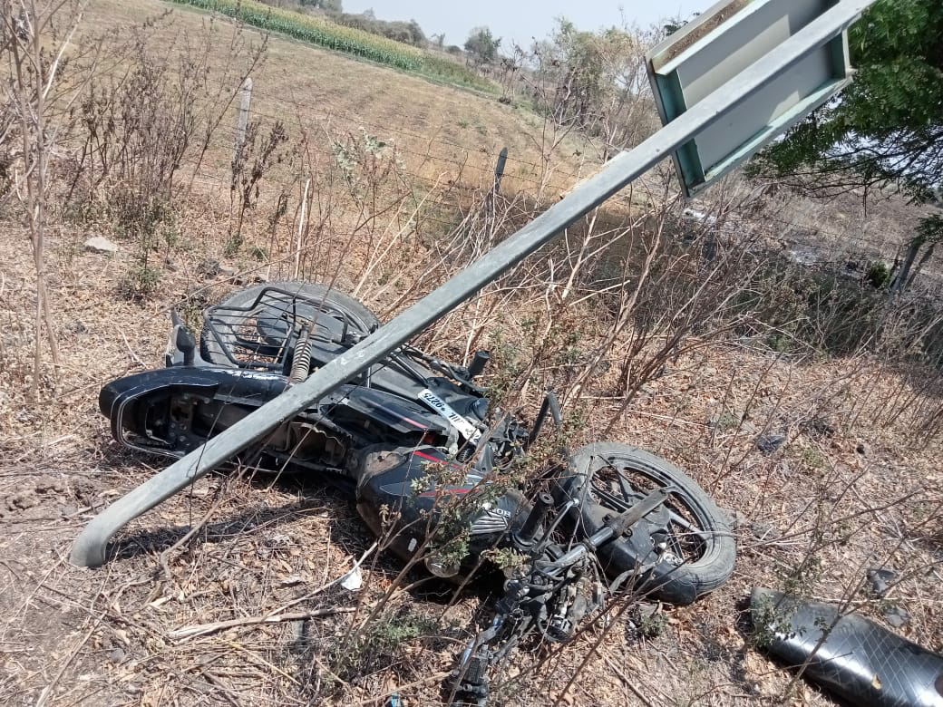 Read more about the article दिशादर्शक फलकास धडकून; दुचाकीस्वार गंभीर जखमी