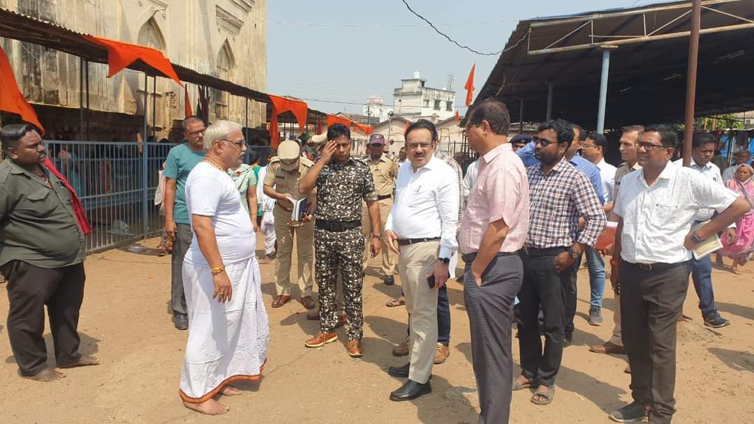 Read more about the article जिल्हाधिकाऱ्यांनी केली माता महाकाली मंदिर परिसराची पाहणी,विविध विभागांना सज्ज राहण्याचे दिले निर्देश