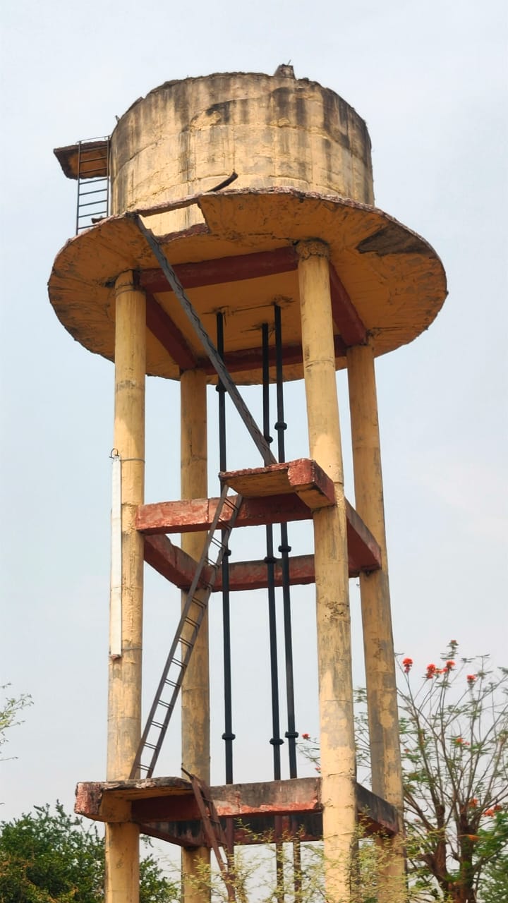 Read more about the article प्रशासनाचे दुर्लक्ष भारत निर्माण योजने अंतर्गत बांधण्यात आलेली पाण्याची टाकी शोभेची वस्तू