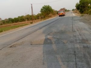 Read more about the article शारदा कंस्ट्रकशन चे निकृष्ट काम जनतेच्या उराशी येणार? शासकीय कर्मचारी आणि अभियंता पैसे खावून चुप?