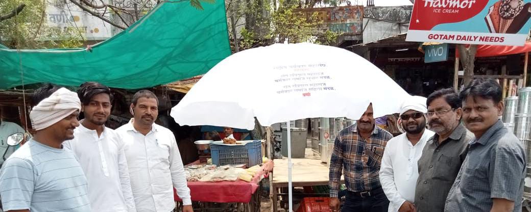 Read more about the article गटई काम करणाऱ्या चर्मकार समाज बांधवांना छत्री भेट देऊन डॉ.बाबासाहेब आंबेडकर जयंती साजरी…