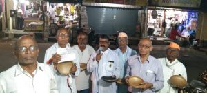 Read more about the article राळेगाव येथील पर्यावरण बचाव समितीच्या आगळा वेगळा उपक्रम,पक्षांना पाणी पिण्याकरिता पान पोळीचे वितरण