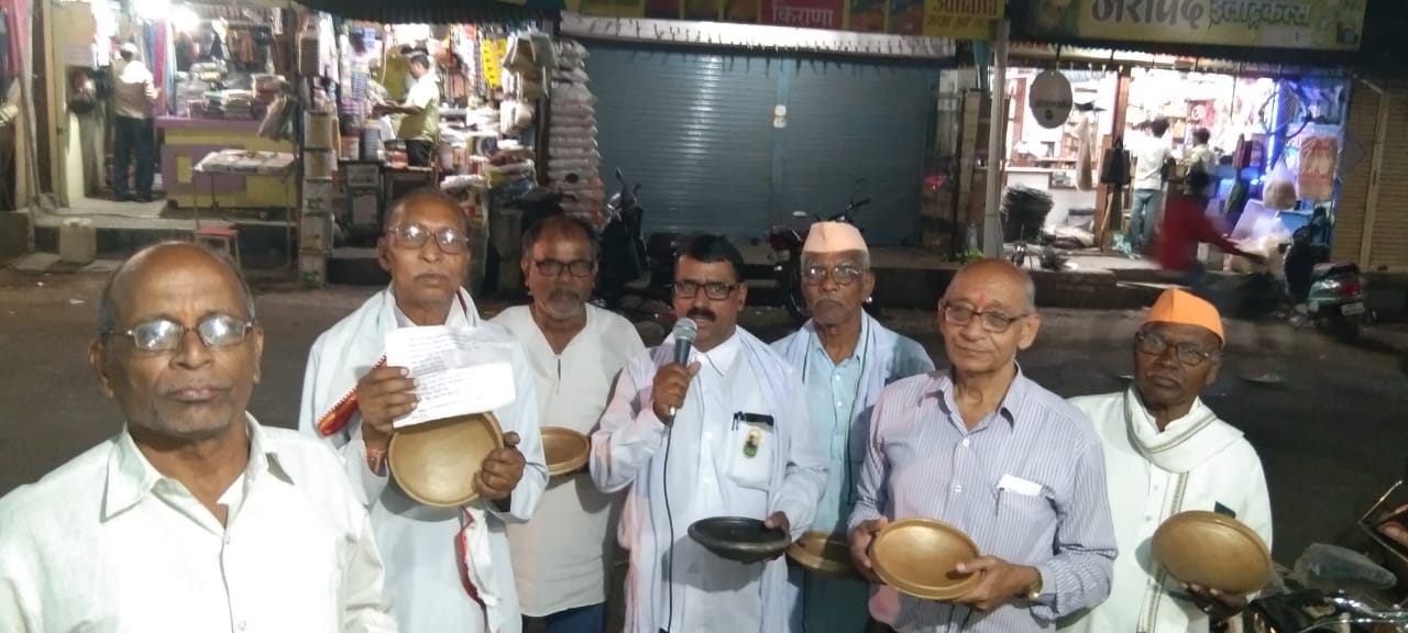 Read more about the article राळेगाव येथील पर्यावरण बचाव समितीच्या आगळा वेगळा उपक्रम,पक्षांना पाणी पिण्याकरिता पान पोळीचे वितरण