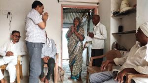 Read more about the article आघात झालेल्या कुटुंबियांच्या दुःखावर सांत्वनाची फुंकर [ जळून मृत्यु झालेल्या शेतकरी कुटुंबाला आमदारांनी दिली भेट, शासकीय मदतीचे दिले निर्देश ]
