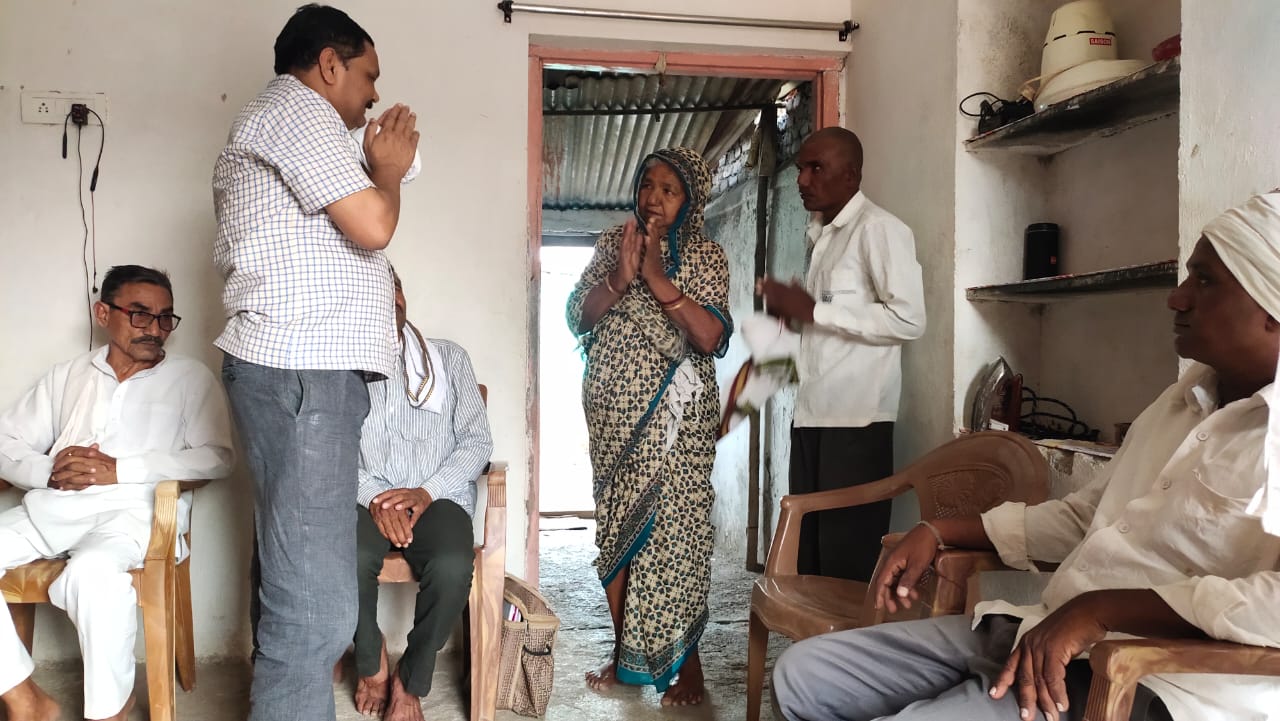 Read more about the article आघात झालेल्या कुटुंबियांच्या दुःखावर सांत्वनाची फुंकर [ जळून मृत्यु झालेल्या शेतकरी कुटुंबाला आमदारांनी दिली भेट, शासकीय मदतीचे दिले निर्देश ]