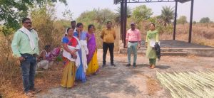 Read more about the article स्मशानभूमीला रस्ता नसल्याच्या बातमीची दखल घेत तहसीलदारांनी केली पहाणी
