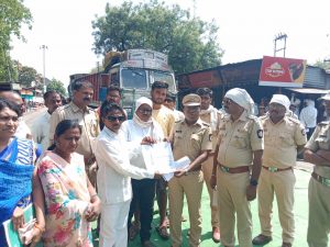 Read more about the article जड वाहतुकीच्या विरोधात खैरीत चक्काजाम आंदोलन, आर.टी.ओ. ला दिले मागण्यांचे निवेदन