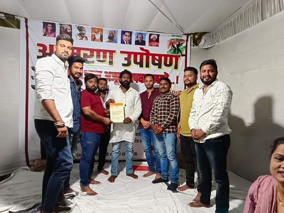 Read more about the article पडोली येथे वाहतूक नियंत्रण सिग्नल व्हावे यासाठी  माजी सैनिकांचे आमरण उपोषण, मनसेचा उपोषणाला पाठिंबा