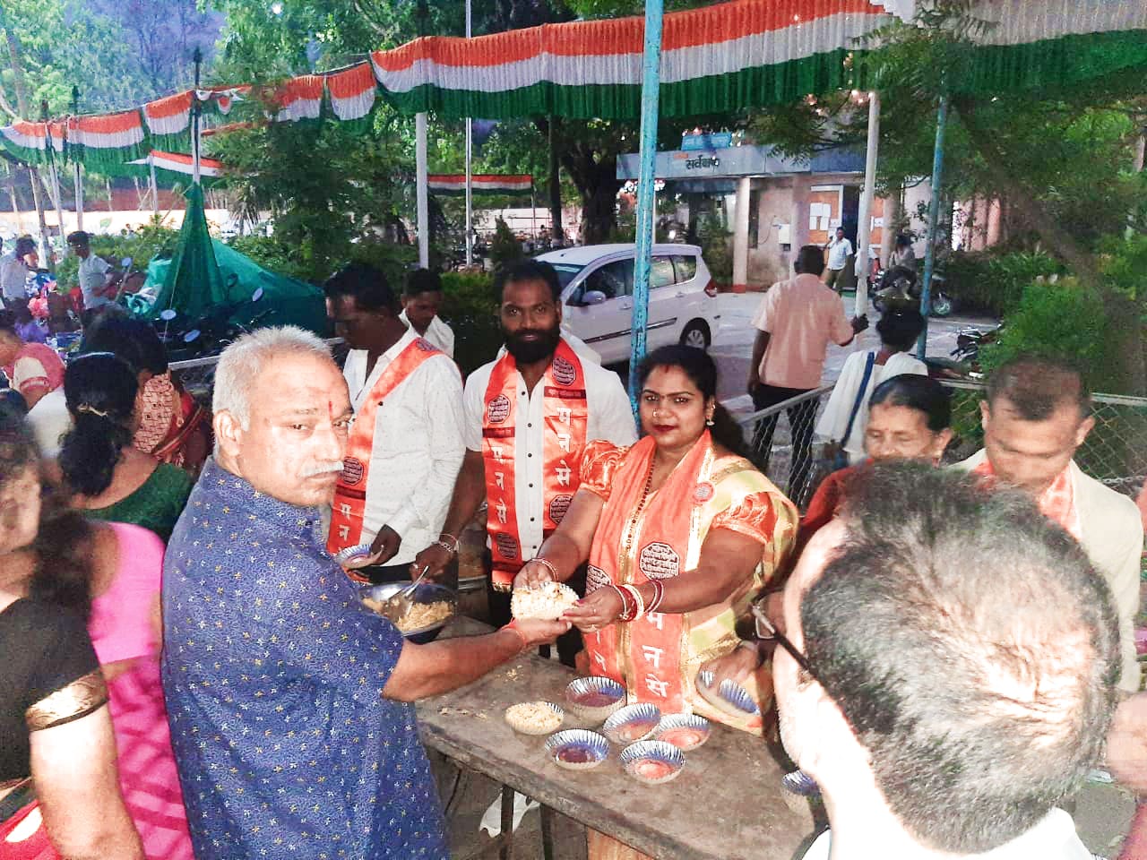 Read more about the article महाराष्ट्र दिनानिमित्त बल्लारपुर तालुका मनसे पदाधिकाऱ्यांकडून मसाला भात व सरबत वाटप