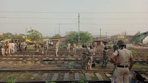 Read more about the article चार दशकांपासून वास्तव्यास असलेल्यांना रेल्वेने केले बेघर,रेल्वेच्या अतिक्रमण पथकाने पाडली तब्बल १७ घरे व दुकान