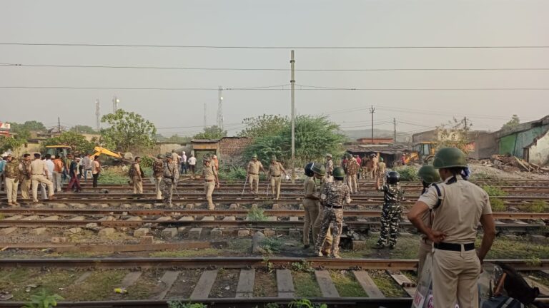 Read more about the article चार दशकांपासून वास्तव्यास असलेल्यांना रेल्वेने केले बेघर,रेल्वेच्या अतिक्रमण पथकाने पाडली तब्बल १७ घरे व दुकान