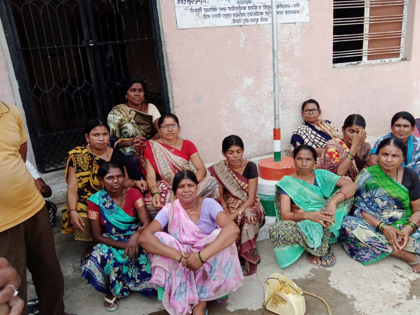 Read more about the article राळेगाव तालुक्यातील आष्टोणा येथील महिलांची पाण्यासाठी पायपीट