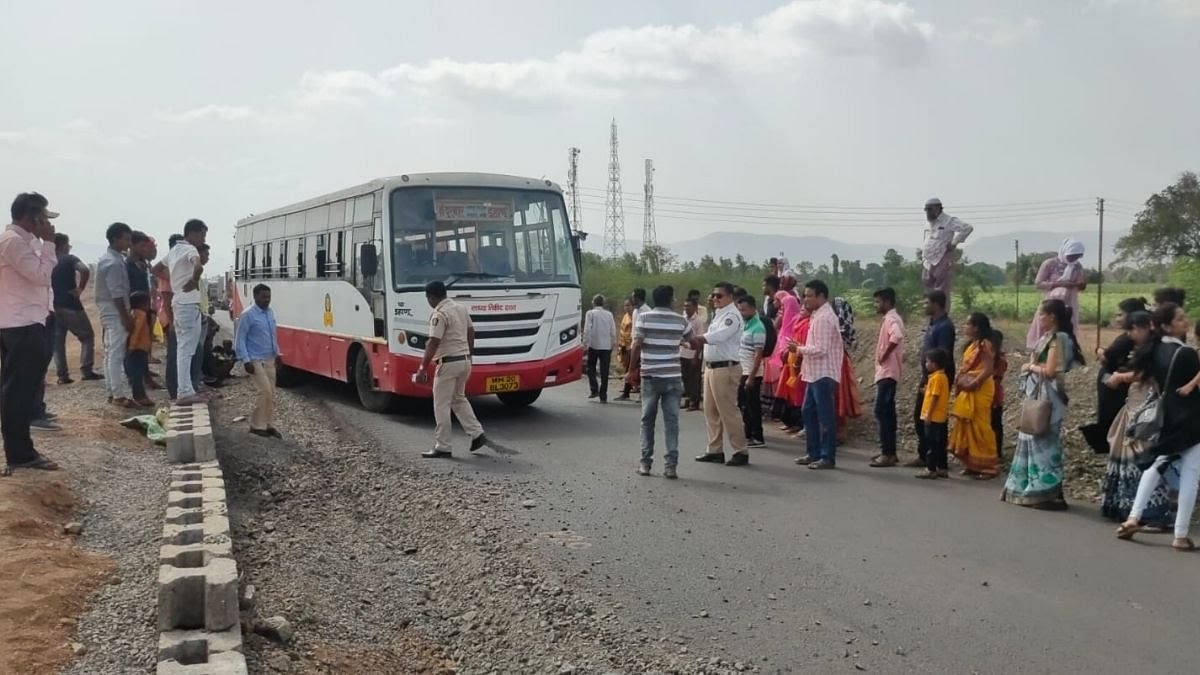 Read more about the article चौपदरीकरणाला विलंब ठरतोय अपघाताला निमंत्रण, डहाणू बस उतरली रस्त्याच्या कडेला