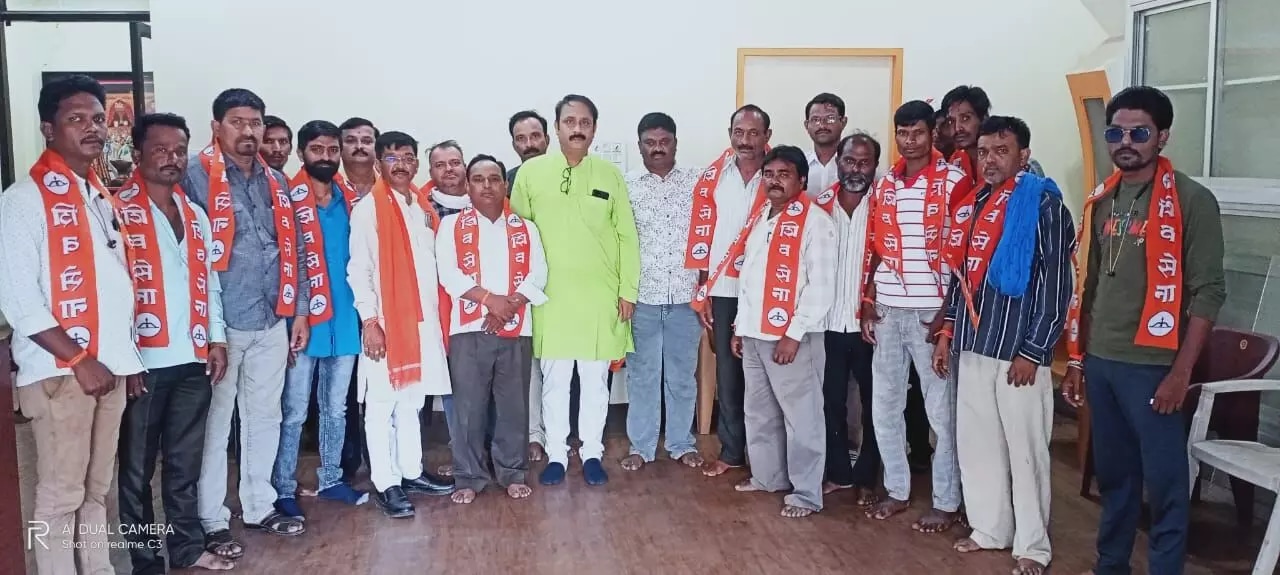 Read more about the article काँग्रेसच्या अंतर्गत कलहाला कंटाळून शेकडोंचा शिवसेनेत प्रवेश,शहराध्यक्षांचे कट्टर समर्थक राजू बोडके यांचा शेकडो कार्यकर्त्यांसह प्रवेश