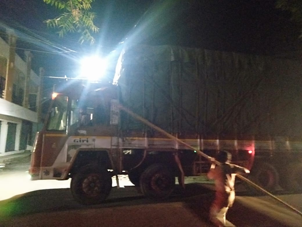 Read more about the article एल आय सी रोड वरोरा कडे अवैधरित्याकापूस गाठी भरून नेताना विद्युत तारा तुटल्या ,भविष्यात होणाऱ्या जीवितहानी रोखण्यासाठी जड वाहतुक दुसऱ्या रस्त्याने करा