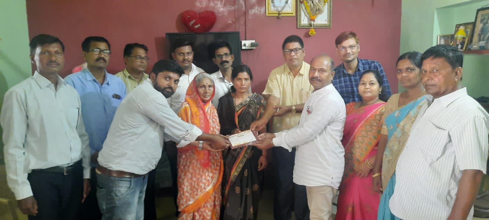 Read more about the article वर्ग मित्रांनीच दिला स्व. मित्राच्या कुटुंबियांना आधार,स्वर्गीय मित्राच्या कुटूंबियांना 2.5 लाखाची मदत