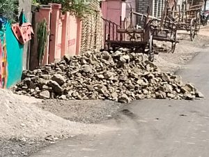 Read more about the article रोडची साईड पट्टि भरण्यासाठी मुरमाऐवजी दगडाचा वापर,यवतमाळ जिल्हा परिषद अंतर्गत भोंगळ कारभार