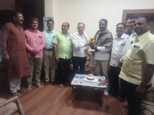 Read more about the article प्रफुल्लभाऊ मानकर यांनी  खरेदी विक्री संघाचे संचालक  वडते सरांचा केला  सत्कार