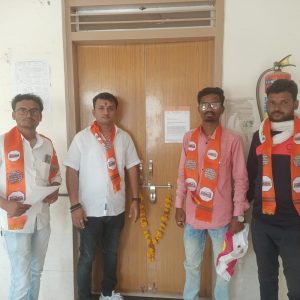 Read more about the article शेती हंगामाच्या तोंडावर कृषी विभागात शुकशुकाट बंद दरवाजाला हार घालून चिटकवून दिले निवेदन, मनसे द्वारे निषेध