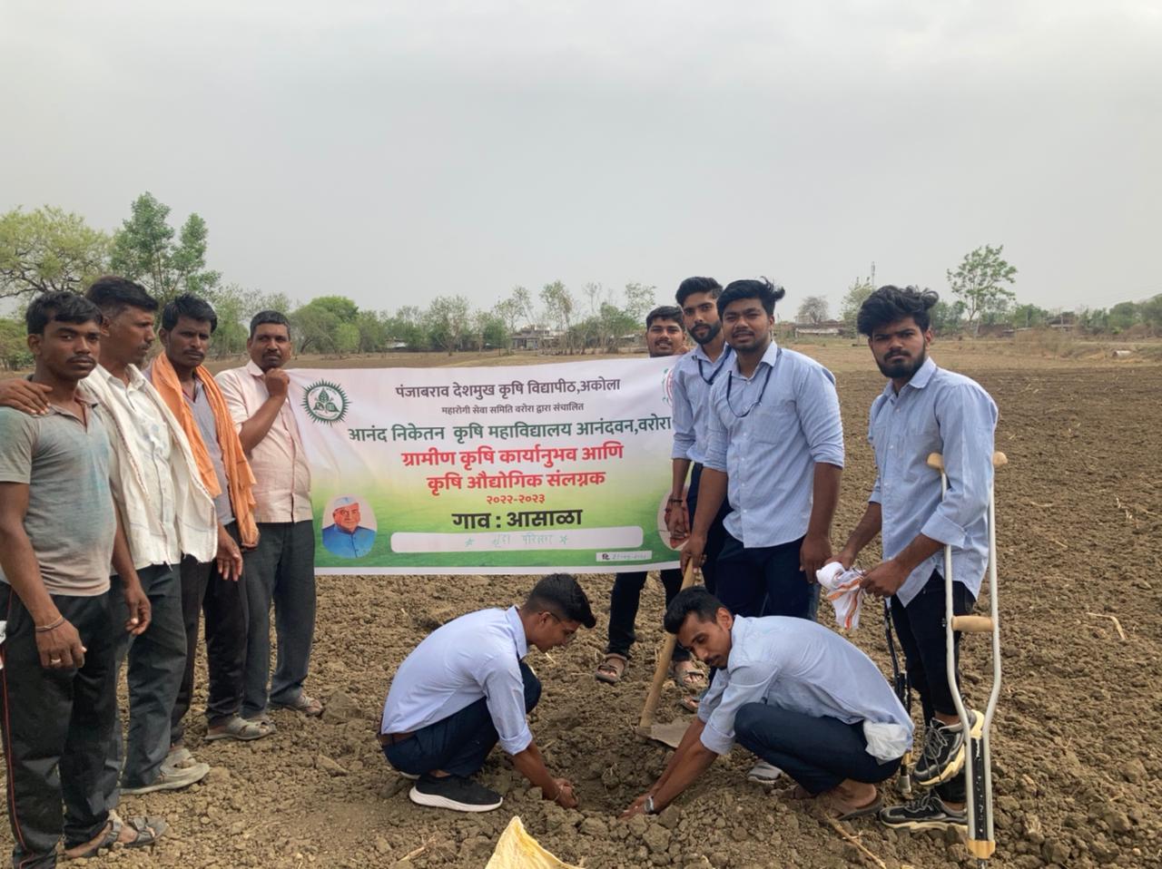 Read more about the article आनंद निकेतन कृषी महाविद्यालयातील कृषिदुता तर्फे आसाळा येथील शेतातील मातीचे परीक्षण